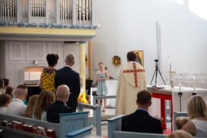 Petra Valman står för sång på vigsel och bröllop och syns här sjunga för brudparet på en vigsel i en kyrka.
