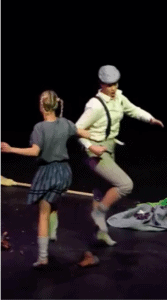 Hans (Emelie Bjurviken Lundh) och Greta (Petra Valman) dansar tillsammans