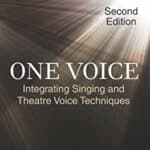 Bild på bok som är kurslitteratur på One Voice-kursen. Bokens titel är just One Voice.