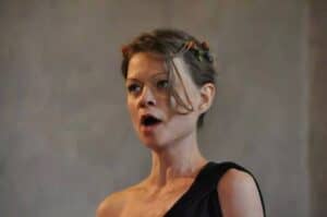 Bild på Petra Valmans ansikte när hon sjunger.